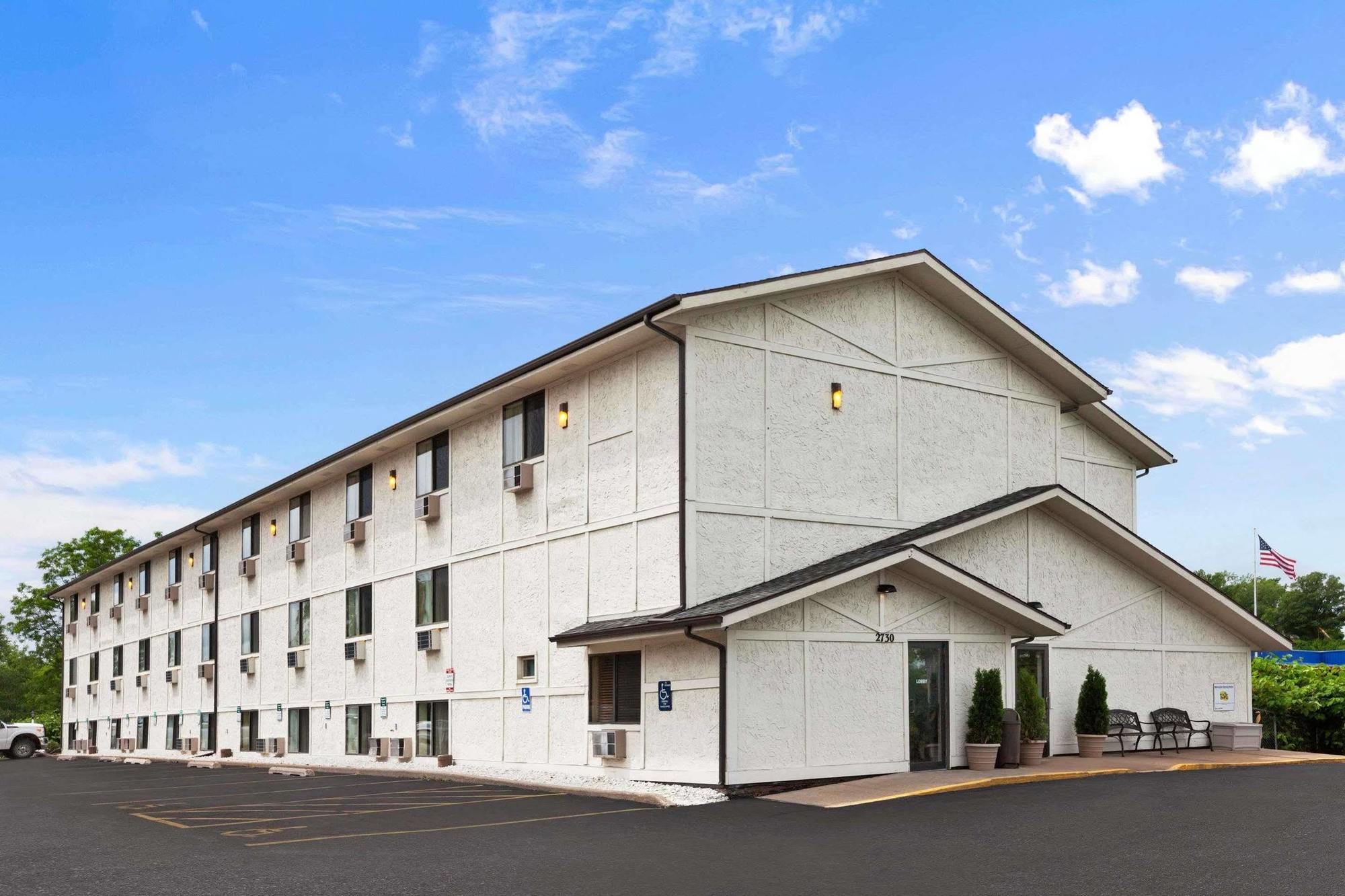 Super 8 By Wyndham Dubuque Μοτέλ Εξωτερικό φωτογραφία